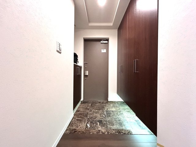 大きめのシューズボックスがあり、玄関がスッキリ♪