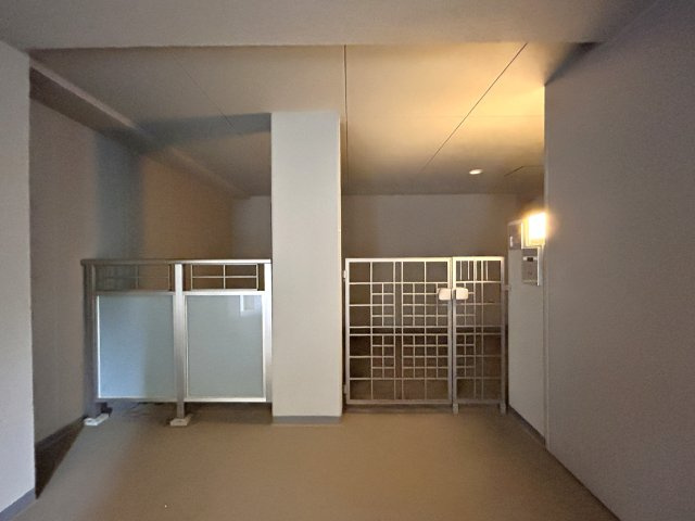 玄関ポーチ付き　トランクルーム等収納があるので、お出かけグッズ等収納できます♪