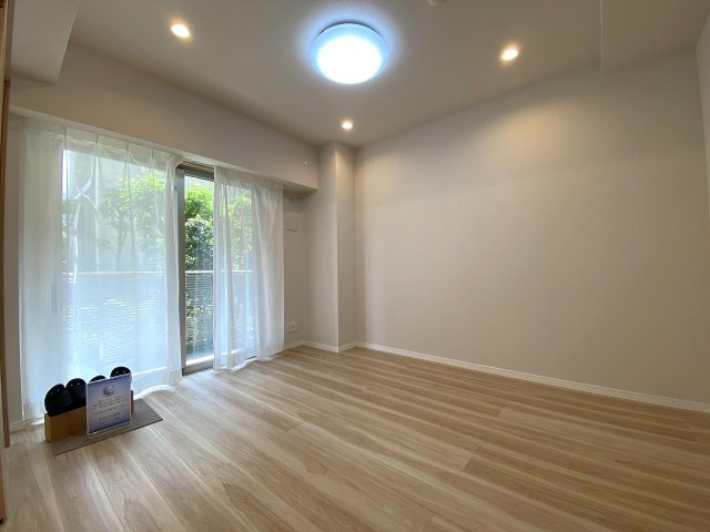 洋室6.6帖　間取り図左下の部屋　約6.6帖洋室の別アングル。木目調の綺麗なフローリングと明るいクロスが調和したシンプルで使いやすい室内デザインです。お好みのインテリアが映えます。