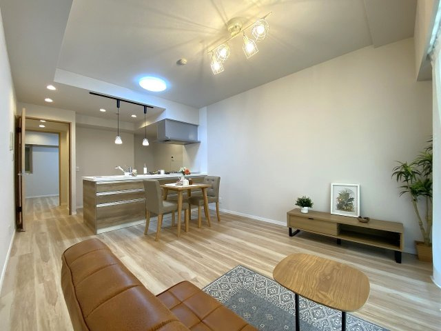 リビング　家具の配置がしやすいすっきりとした配灯・壁面レイアウト。ダイニングテーブルやソファを置いてもゆとりがあり、家族団らんのひとときを快適に過ごせます。