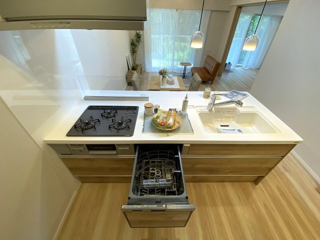 食洗機　毎日の家事負担を大幅に軽減するビルトインタイプの「食器洗い乾燥機」付き。手荒れ防止はもちろん、食後の自由な時間を家族との団らんにあてられる嬉しい設備です。