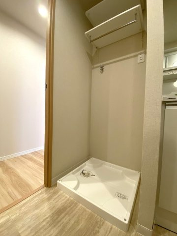 ランドリースペース　洗面室内に洗濯機置場をしっかり確保。水回りの家事動線がコンパクトにまとまっており、洗濯から浴室乾燥機への移動もスムーズに行える機能的なレイアウトです。