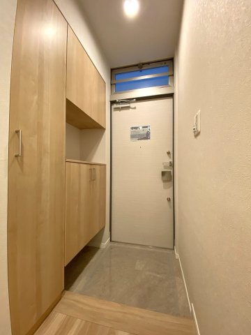 玄関　住まいの顔となる清潔感あふれる玄関スペース。アルコープ（2.55？）付きでプライバシーにも配慮されています。シューズボックス完備で家族の靴もすっきり収まります。