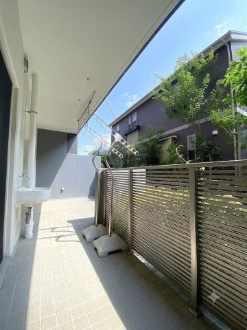 テラス　1階住戸ならではの14.65？の広々テラス！日差しを感じながらガーデニングやリフレッシュを楽しめる、開放感たっぷりのプライベートな屋外空間です。