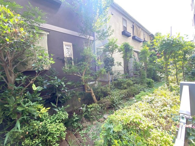 眺望　1階部分テラスからの落ち着いた眺望。前面道路や敷地内スペースとの距離が確保されており、開放的で穏やかな住環境でお過ごしいただけます。