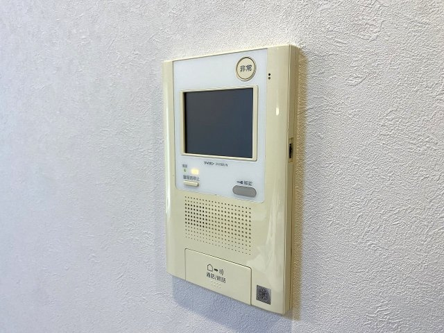 TVモニター付きインターフォン　室内に「TVモニター付きインターホン」を完備。来訪者の顔を画面でしっかり確認してから対応できるため、防犯面でも心強く、小さなお子様のお留守番時も安心です。