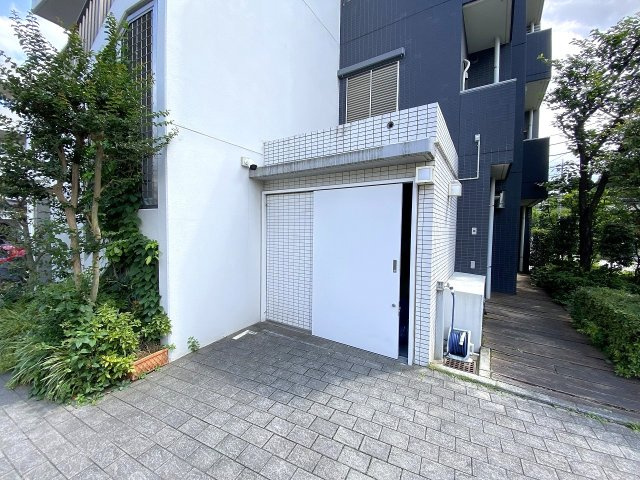ゴミ捨て場　居住者専用の「敷地内ゴミ置場」完備。曜日ごとのルールに合わせて集積所までスムーズに出せるため、悪天候の日や忙しい朝のゴミ出しもラクラク行えます。
