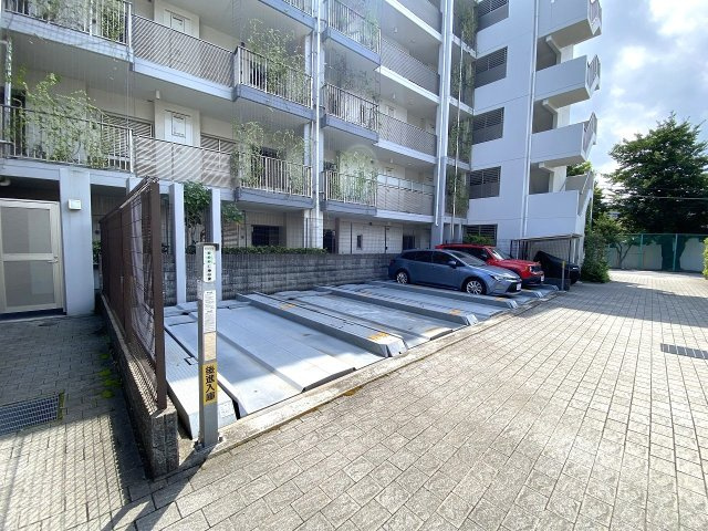 駐車場　敷地内に機械式駐車場を完備（月額10、000円～13、000円）。お車をお持ちのご家族にも安心の環境で、お買い物帰りやお出かけ時の荷物の出し入れもスムーズです。