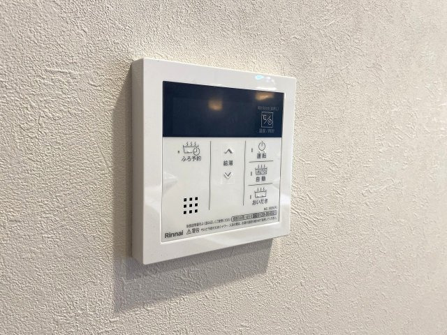 追い焚き機能　スイッチひとつでお湯はり・保温・追い焚きが可能な自動お風呂機能を完備。帰宅時間が異なるご家族でも、いつでも温かいお湯で快適に入浴していただける嬉しい設備です。