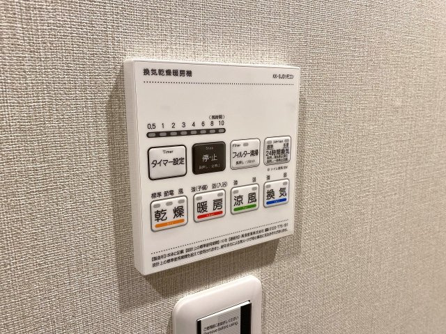 浴室乾燥機　雨の日や花粉の季節のお洗濯に重宝する「浴室換気乾燥機」を設置。湿気を抑えてカビ予防にも役立ち、浴室をいつも清潔で爽やかな状態に保つことができます。