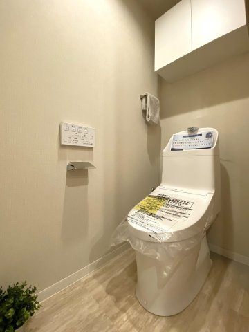 トイレ新規交換　トイレ設備新規交換済み！温水洗浄便座付きで、毎日気持ちよくお使いいただける衛生的な空間です。クロスも貼り替えられており、明るく清潔感のある雰囲気に仕上がっています。