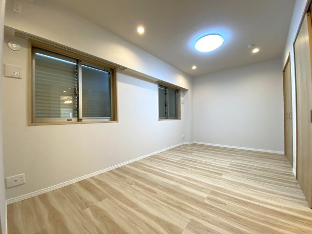 洋室8.0帖　間取り図上の部屋　間取り図上部の約8.0帖のゆとりある洋室。主寝室としてベッドもゆったり配置でき、収納スペースも完備。落ち着いてお休みいただけるプライベート空間です。