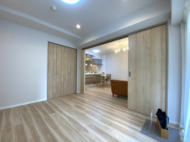 洋室6.6帖　間取り図左下の部屋　間取り図左下の約6.6帖の洋室。独立性の高いお部屋で子供部屋や書斎、ワークスペースなど多様に活用できます。クローゼット付きでお部屋を広く保てます。