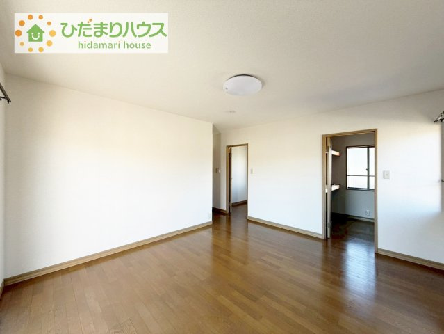 広めの主寝室は、ベッドの他にもパソコンデスクやドレッサーなども置けちゃいます(*^-^*)