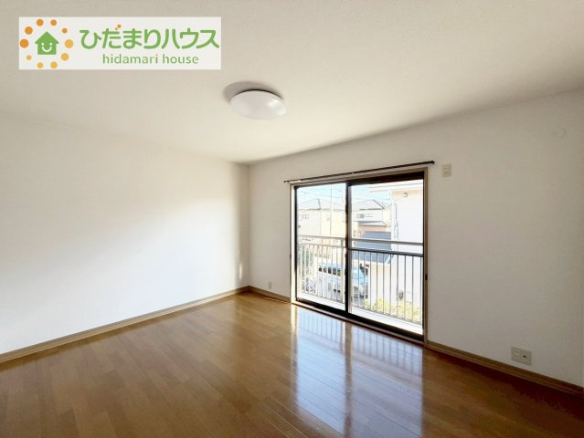 バルコニーに面した明るい洋室☆彡