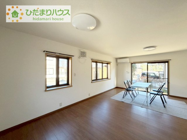 リビングの窓からはあたたかな日差しが差し込みます(* ▽ )