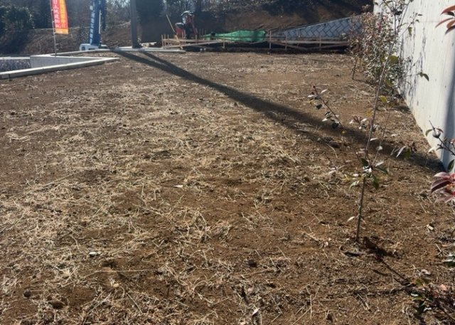 土地の面積＝住宅面積ではありません。建ぺい率の問題などで、土地のある場所によって住宅を建てられる面積は限られています。高さもしかり、「土地」という言葉の中には、建築条件も含まれると考えておきましょう。