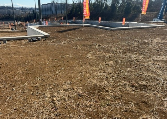 家を建てる場合、方位は要チェックです。現実的に日当たりのよい家ならばリビングは南側、建築基準法でも北側に当たる家への配慮は求められています。土地を見学に行く際は、方位磁針を持って行くようにしましょう。