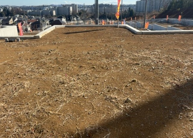 土地を買う際、住む地域の自治体や福祉の補助制度にも注目してみましょう。子供や老人の医療補助やゴミ出しのルールなど、自治体によってルールに大きな違いがあるため、暮らしやすい土地で判断するとよいでしょう。