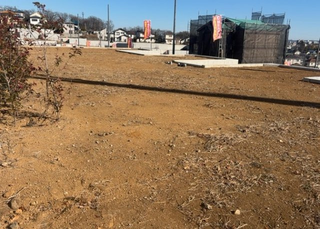土地の前の道路に消火栓が設置されていることがあります。この場合、道路交通法第45条第1項により、駐車禁止の場所が指定されています。そのため、車庫などの駐車スペースをつくることができない場合があります。