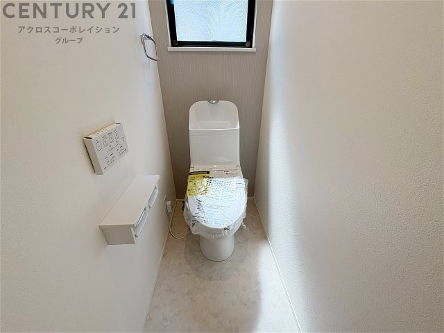 温水洗浄便座付トイレは温水洗浄機能により、暖かい水でおしりを洗浄することができ、冷たい水を使う従来の便座に比べ、温水洗浄機能で暖かいトイレを提供し、快適な使用を可能にします。