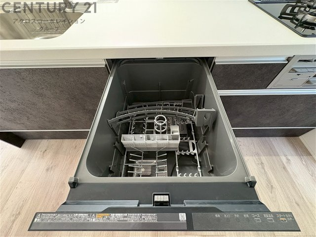 手洗いに比べて時間や労力を節約できることです。また、高温のお湯で洗浄されるため、雑菌や細菌を殺菌する効果もあります。さらに、乾燥機能があるため、手で拭く手間も省け衛生的に保管できます。