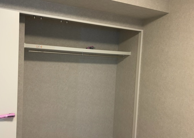 デザイン性を重視しすぎて収納が少なかった！なんてことにならないため、事前に現地で収納の数を確認しておくことをお勧めします。クローゼット以外にも床下収納や屋根裏収納、パントリーなどもチェックしましょう。