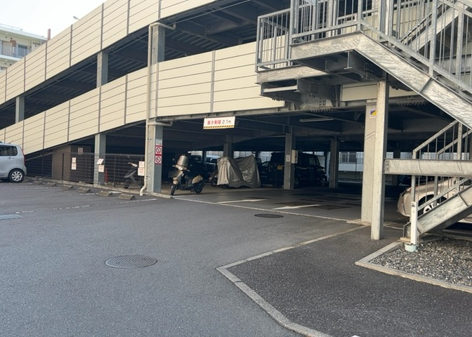 車一台あたりに必要なスペースは、標準サイズの普通自動車で横幅2m50cm、長さ5mは必要になります。ただし、乗降のことも考慮して横幅3m30cm、長さ5m50cmほどは確保できるところを選びましょう。