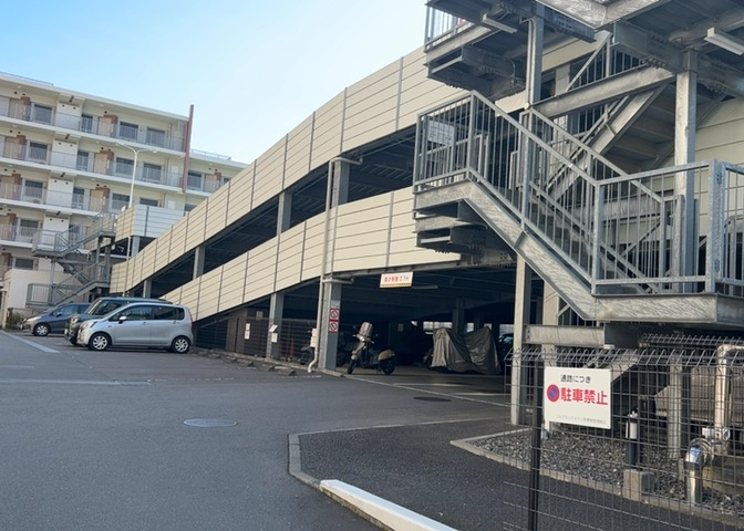 駐車場と明記されていても、最小スペースでつくられた駐車場だと大型車は駐車できなかったり、出入りしにくくなったりする可能性があります。お車のサイズと購入したい物件の駐車場のサイズを現地で確認しましょう。
