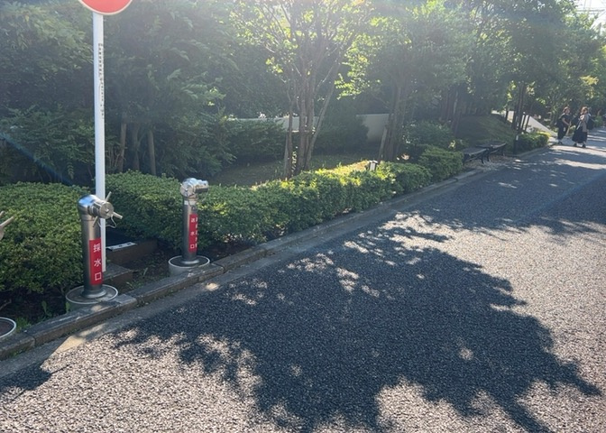 物件によっては、入居者が個人的に使用できる専用庭がついているものもあります。また、住宅の中にある土間の部分を庭と呼ぶこともあります。庭の用途は住む人によって変わり、それによってデザインもさまざまです。