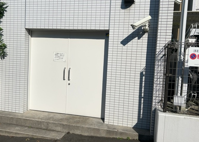 共有部分は、住民なら誰もが使える設備のこと。例えば駐車場やエレベーター、インターネット設備、セキュリティ設備などがあります。他にも、マンションの廊下・外部階段やエントランス・ゴミ置き場などがあります。
