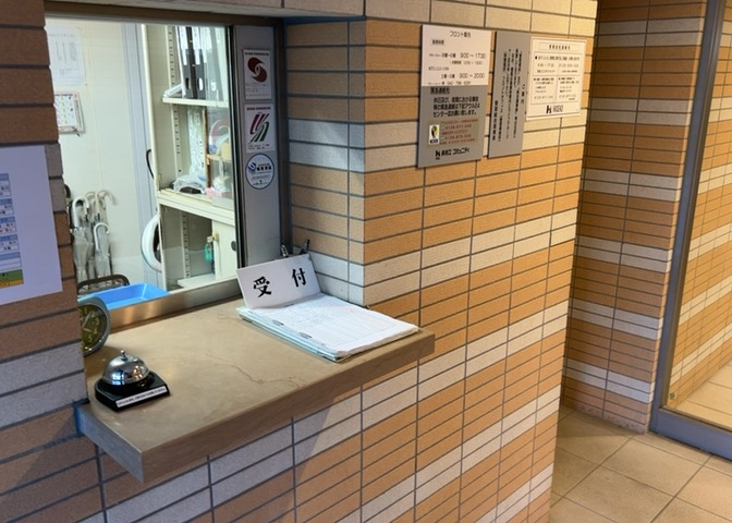 受付はマンションコンシェルジュがいる場合もあれば、管理人が滞在する小部屋を総称して呼ぶことがあります。主にエントランスに設置されていることから、防犯面でも期待ができます。防犯設備がない場合はより安心！