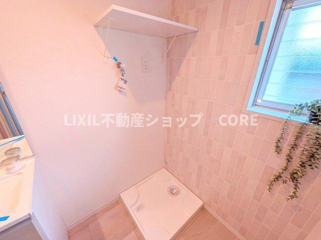 ランドリースペース上部には洗濯洗剤や柔軟剤を置ける便利な棚も完備しています。