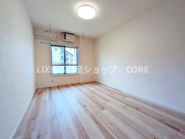 床材や建具は家具にも合わせやすい落ち着いた色合いになっております。