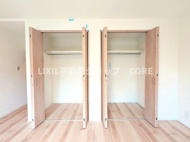 奥行きもあるので、収納ボックスをそのままクローゼットの中へ。部屋にものが出ずスッキリ。