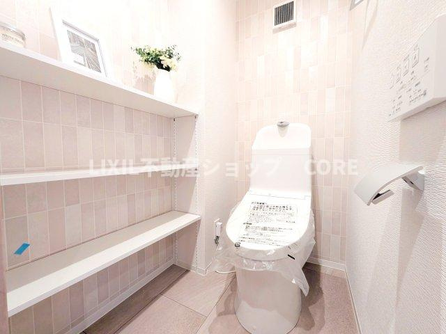 トイレはウォシュレット標準の節水トイレで、デザイン性・清掃性に優れたトイレを採用