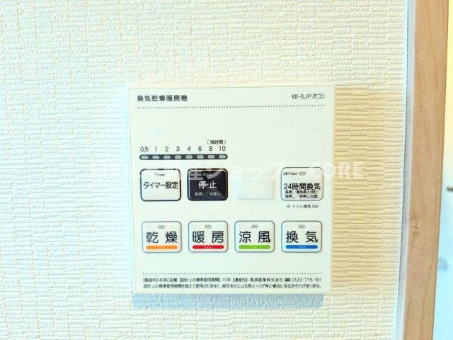 浴室乾燥機能で雨の日でも乾燥が可能。また、浴室内の湿気を排気し、カビの発生を抑えます。