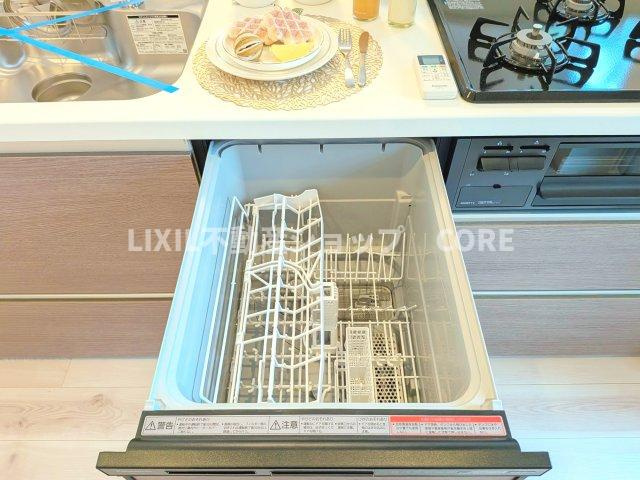食器洗乾燥機付きで家族の食器もピカピカ。忙しい奥様には欠かせないアイテムのひとつ！！