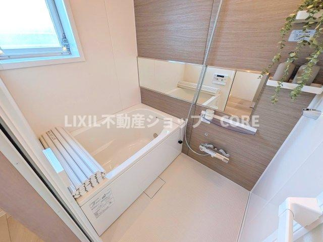 浴室には、気持ちの良い光と爽やかな風をたっぷりと取りこめる開閉式の窓も設置しています。