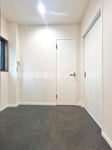落ち着いた空間を演出するカラーと、ゆったり落ち着いてお使い頂ける広さが魅力のパウダールーム。