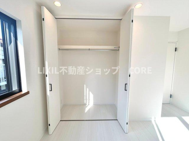 普段着やスーツはもちろんのこと、コート類などもしっかり掛けられます。