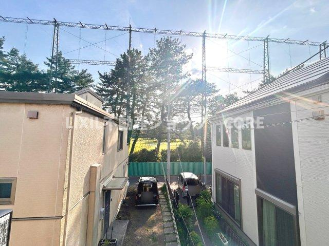 気持ちのいい空が見渡せる広いバルコニー。通風・採光にも優れ、心地よい光と風があふれています。
