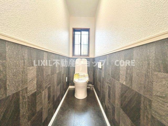 そのゆったりとした空間には洗練されたデザインのウォシュレット付きトイレを装備！