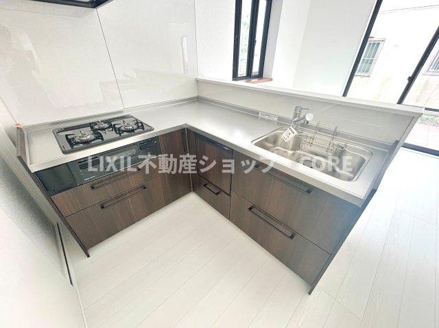 使い勝手の良いL型キッチン。シンクも大きなサイズで調理器具もラクラク洗えます。