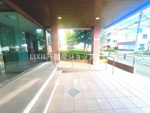 スロープ付きのバリアフリーマンションでご高齢の方にも安心！ぜひ一度現地でご覧ください。
