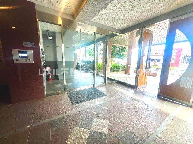 高級感あるエントランス部分になります。オートロックのマンションです。