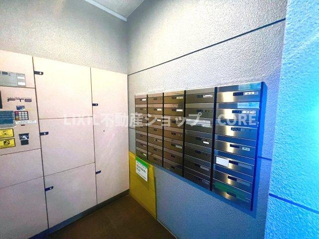 エントランス付近に設置されている郵便受けになります。