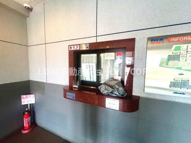 受付はマンションコンシェルジュがいる場合もあれば、管理人が滞在する小部屋を総称して呼ぶことがあります。
