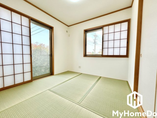玄関からリビングを通ることなく和室に入ることができるので、客間としても使うことができます。
