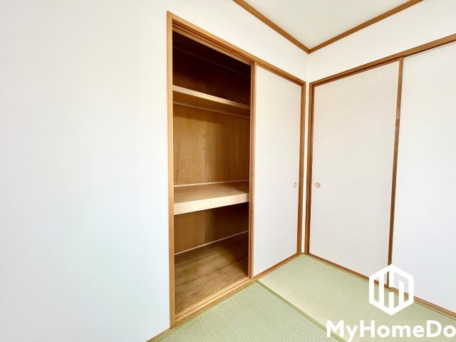 収納の扉が引き戸なので、家具の配置がしやすいです。
